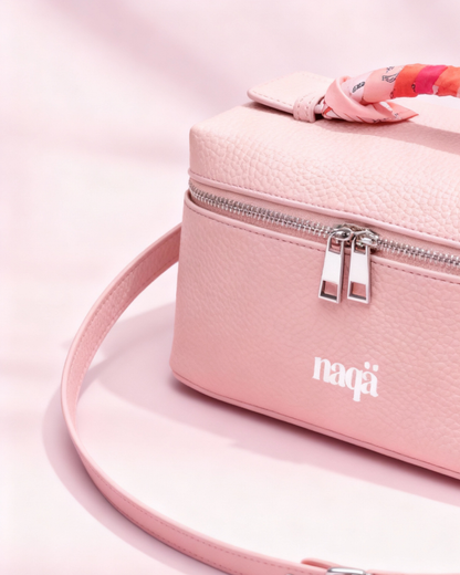 Gros plan de la Bloomy Bag rose avec bandoulière et foulard noué sur la poignée