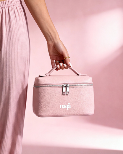 Femme portant la Bloomy Bag rose à la main