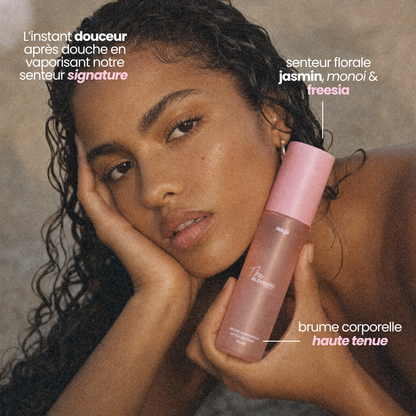 Infographie The Bloomist : femme aux cheveux bouclés tenant la brume, senteur jasmin, monoï et freesia
