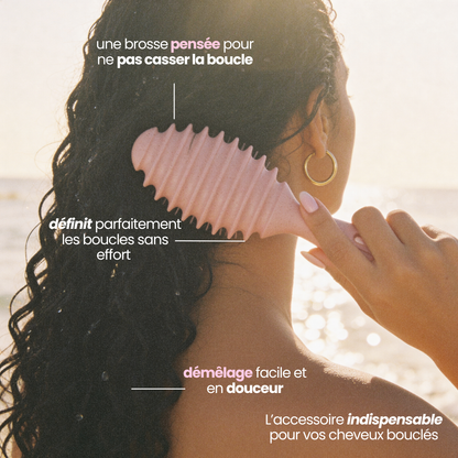 Femme se coiffant avec la brosse Sculptor Brush au bord de la mer