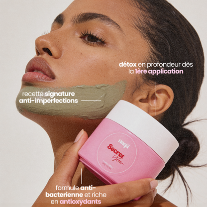 Infographie Secret Glow : femme appliquant le masque à l'argile sur sa joue