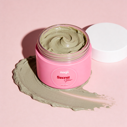 Pot ouvert du masque Secret Glow montrant sa texture d'argile verte