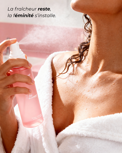 Femme en peignoir vaporisant la brume The Bloomist après la douche