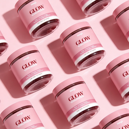 Pots de gummies GLOW Collagen naqä alignés en diagonale sur fond rose