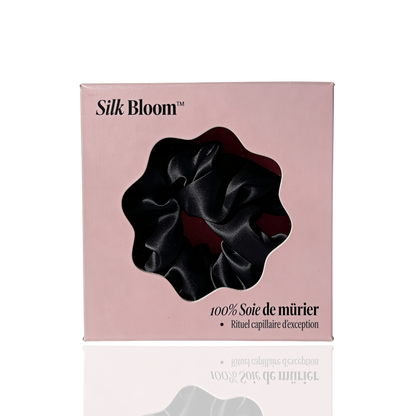 Chouchou Silk Bloom en soie de mûrier noir dans son coffret rose naqä