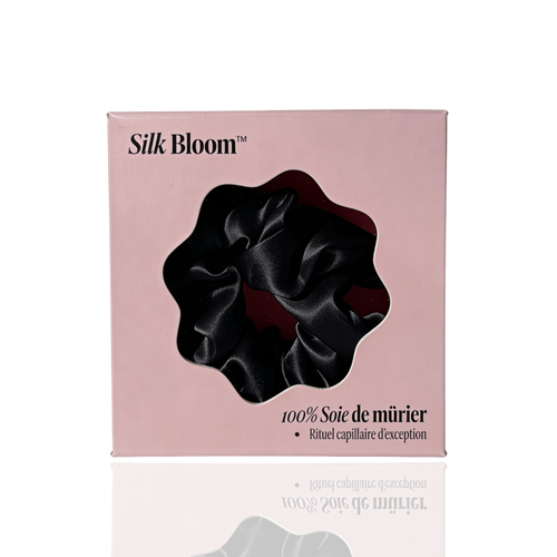 Chouchou Silk Bloom en soie de mûrier noir dans son coffret rose naqä