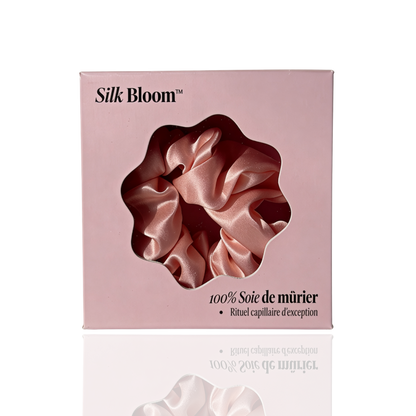 Chouchou Silk Bloom en soie de mûrier rose poudré dans son coffret naqä