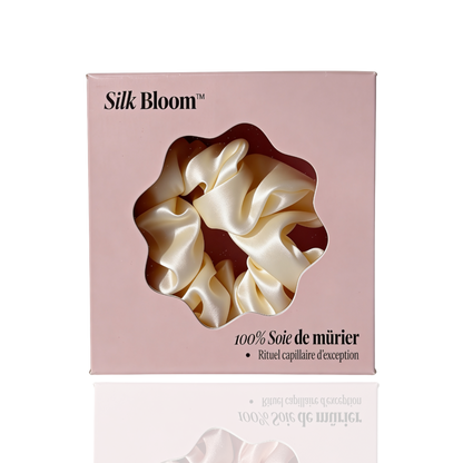 Chouchou Silk Bloom en soie de mûrier ivoire dans son coffret naqä