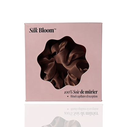 Chouchou Silk Bloom en soie de mûrier chocolat dans son coffret naqä