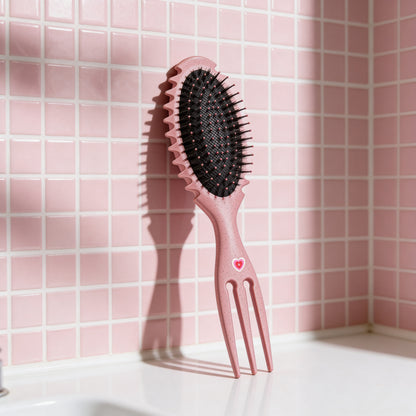 Brosse Sculptor Brush posée contre un carrelage rose