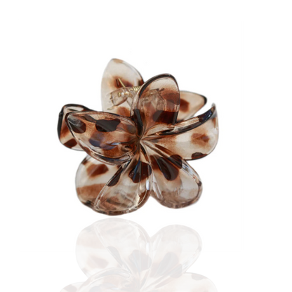 Pince fleur Vanilla Bloom effet écaille de tortue sur fond blanc