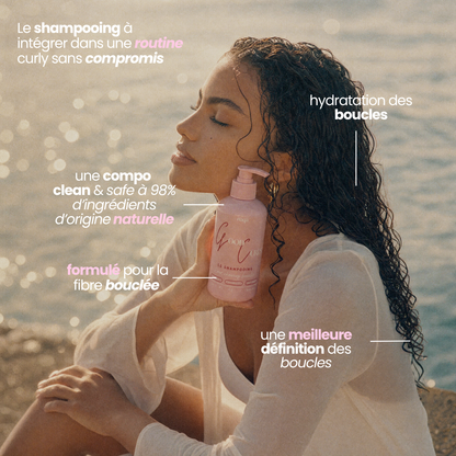 Infographie du shampooing Good Curls : femme aux cheveux bouclés au bord de la mer tenant le flacon rose